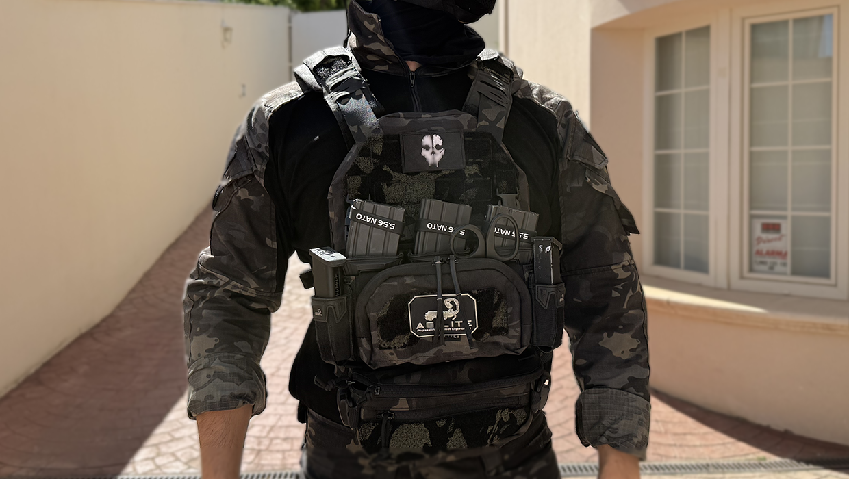🛡️ Portaplacas modular avanzado (estilo K-Zero)